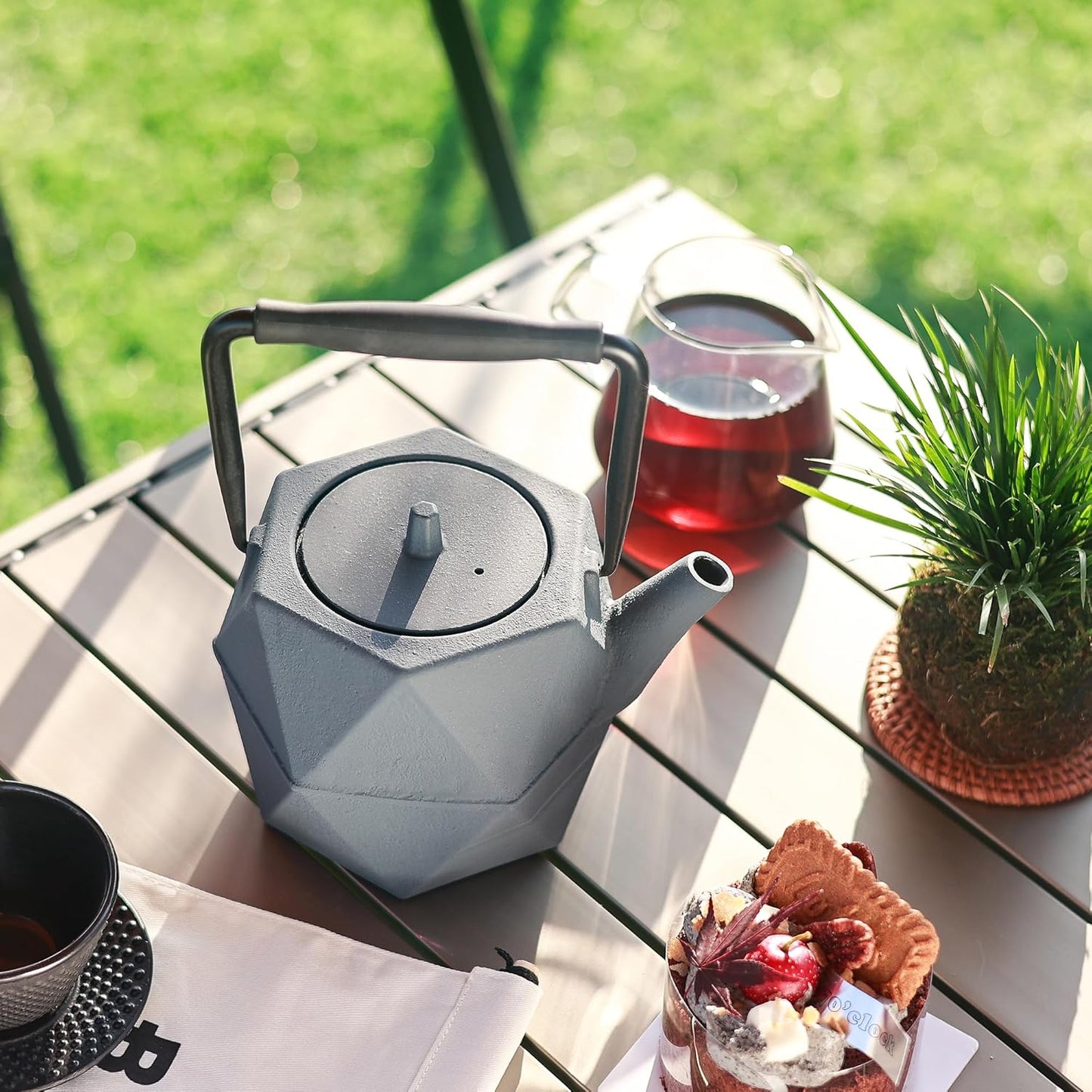 Geometric - Shaped Gray Cast Iron Teapot: A Fusion of Modern Design and Timeless Functionality