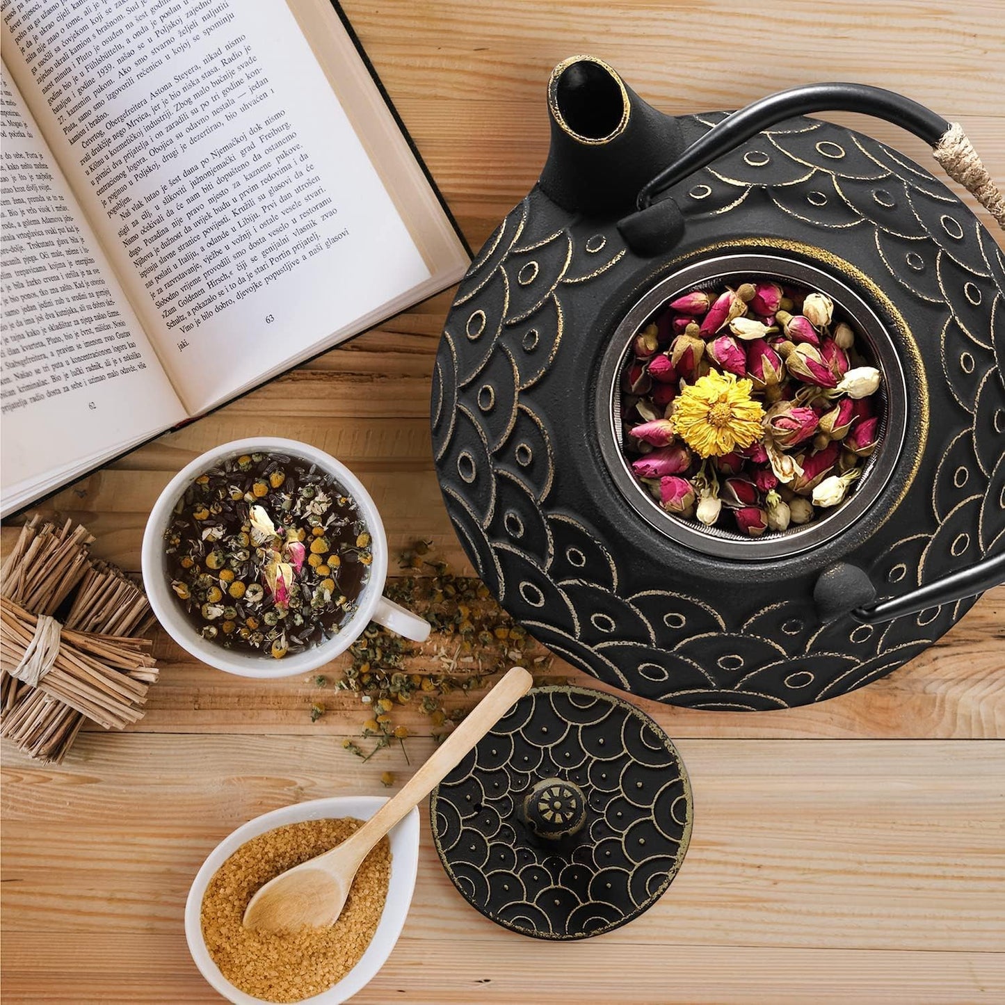 Black Cast Iron Teapot with Golden Scale Pattern: Elevate Your Beverage Experience